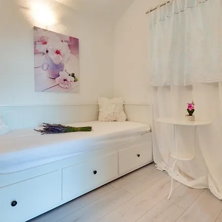度假居 Family Friendly House With A Swimming Pool Solaris, - 24400 *
