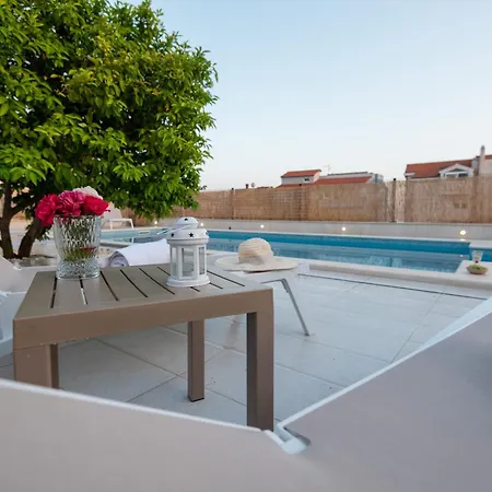 Family Friendly House With A Swimming Pool Solaris, - 24400 度假居 希贝尼克