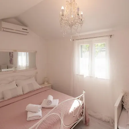 度假居 Family Friendly House With A Swimming Pool Solaris, - 24400